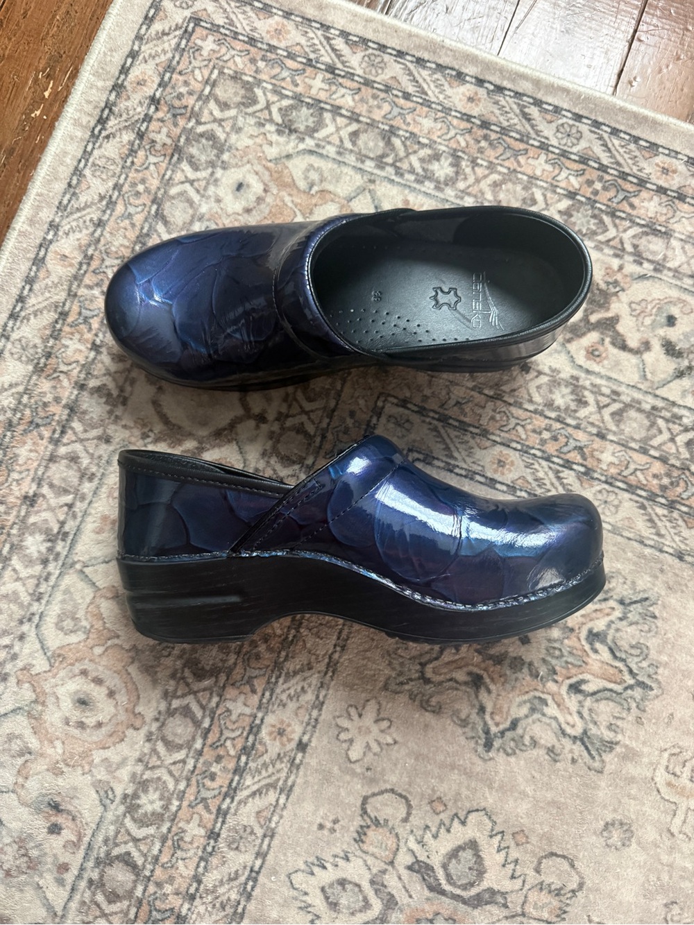 Dansko Blue Hibiscus Patent Leather Professional Clogs 39 Nurse Comfort Shoes